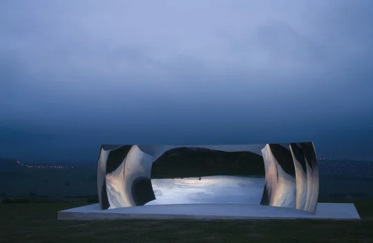 Anish Kapoor, C curve, 2007