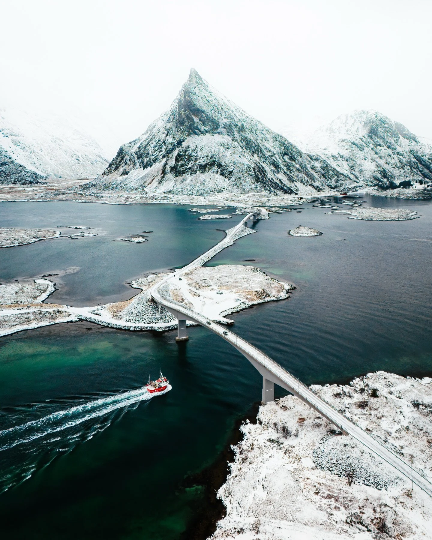 Encore un peu d&rsquo;hiver dans le feed ❄️

D&eacute;j&agrave; h&acirc;te d&rsquo;y retourner cet automne !

#lofoten #droneshots #norway #ramberg #fredvangbridges #winterinnorway #fjord
