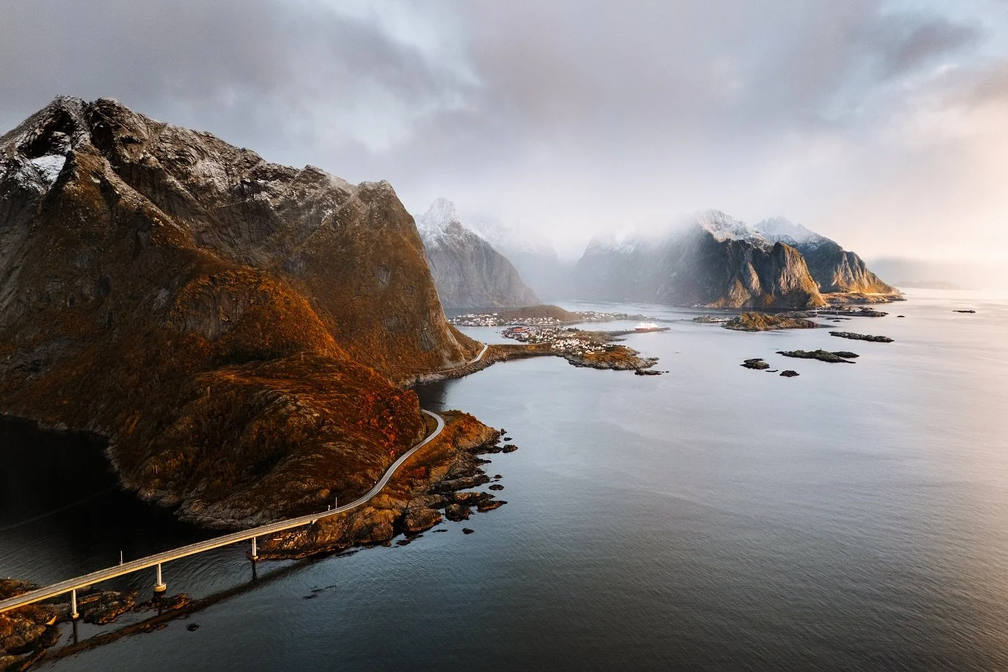 Les Lofotens en automne 🍂 

Il reste des disponibilit&eacute;s pour les prochains d&eacute;part avec @photographesdumonde 👀
H&acirc;te d&rsquo;y &ecirc;tre !

#norvege #lofoten #norway #photographesdumonde #voyagephoto #exploretocreate #dji #sonyal
