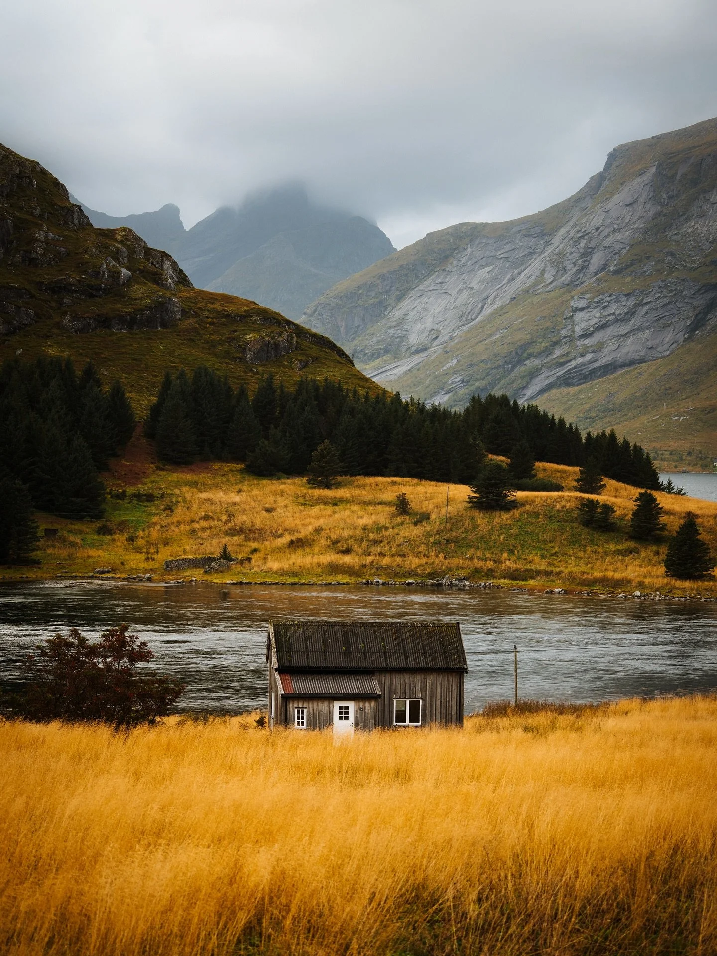 Swipe pour trouver la cabane de tes r&ecirc;ves aux Lofoten 🏠

Photos r&eacute;alis&eacute;es lors du dernier s&eacute;jour Lofoten pour @photographesdumonde !
Prochain d&eacute;part en mars ❄️

#photographesdumonde #sonya7iv #bealpha #lofotenisland