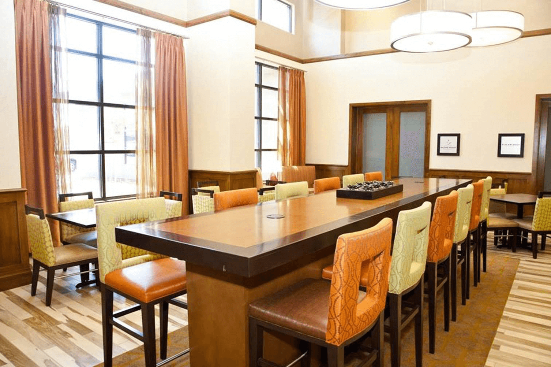  Hampton Inn and Suites Salinas dining room interior 