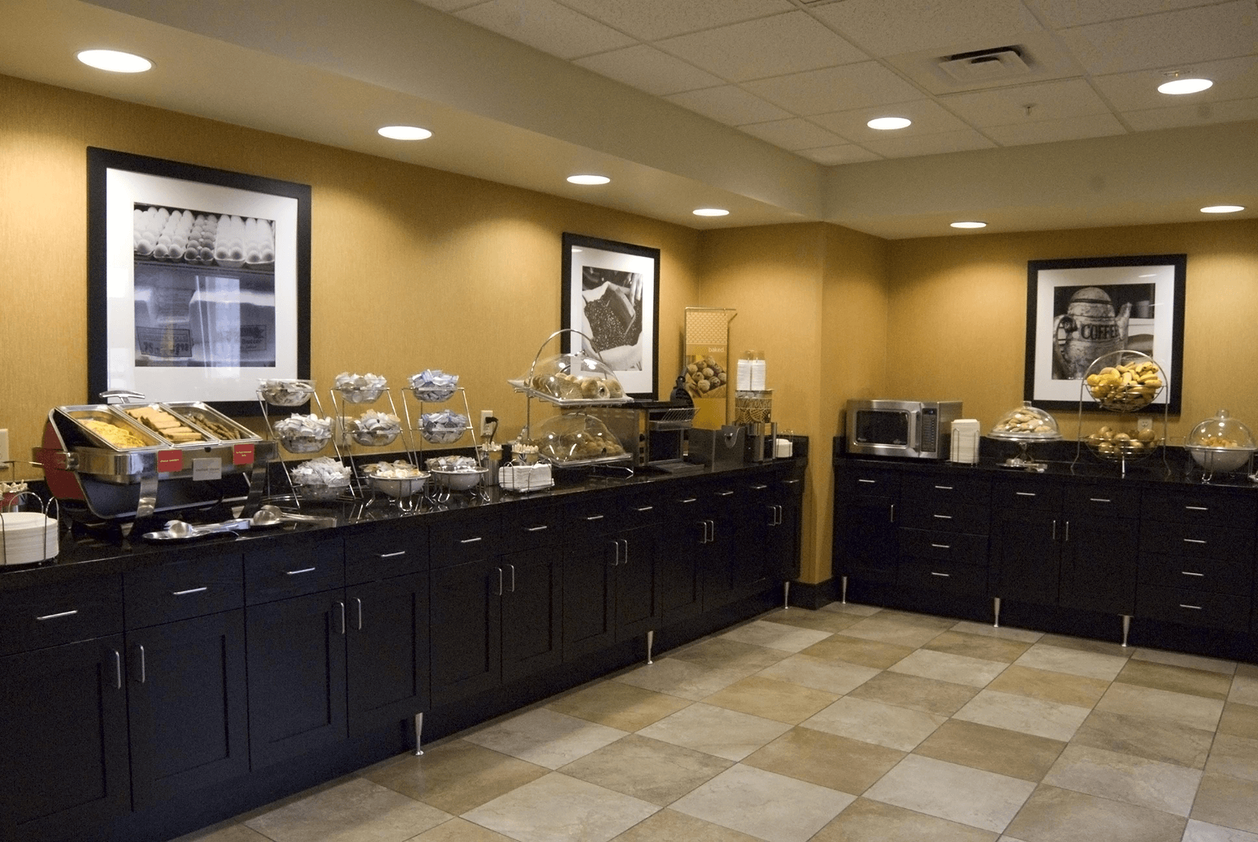  Hampton Inn and Suites Spokane complimentary breakfast room interior 