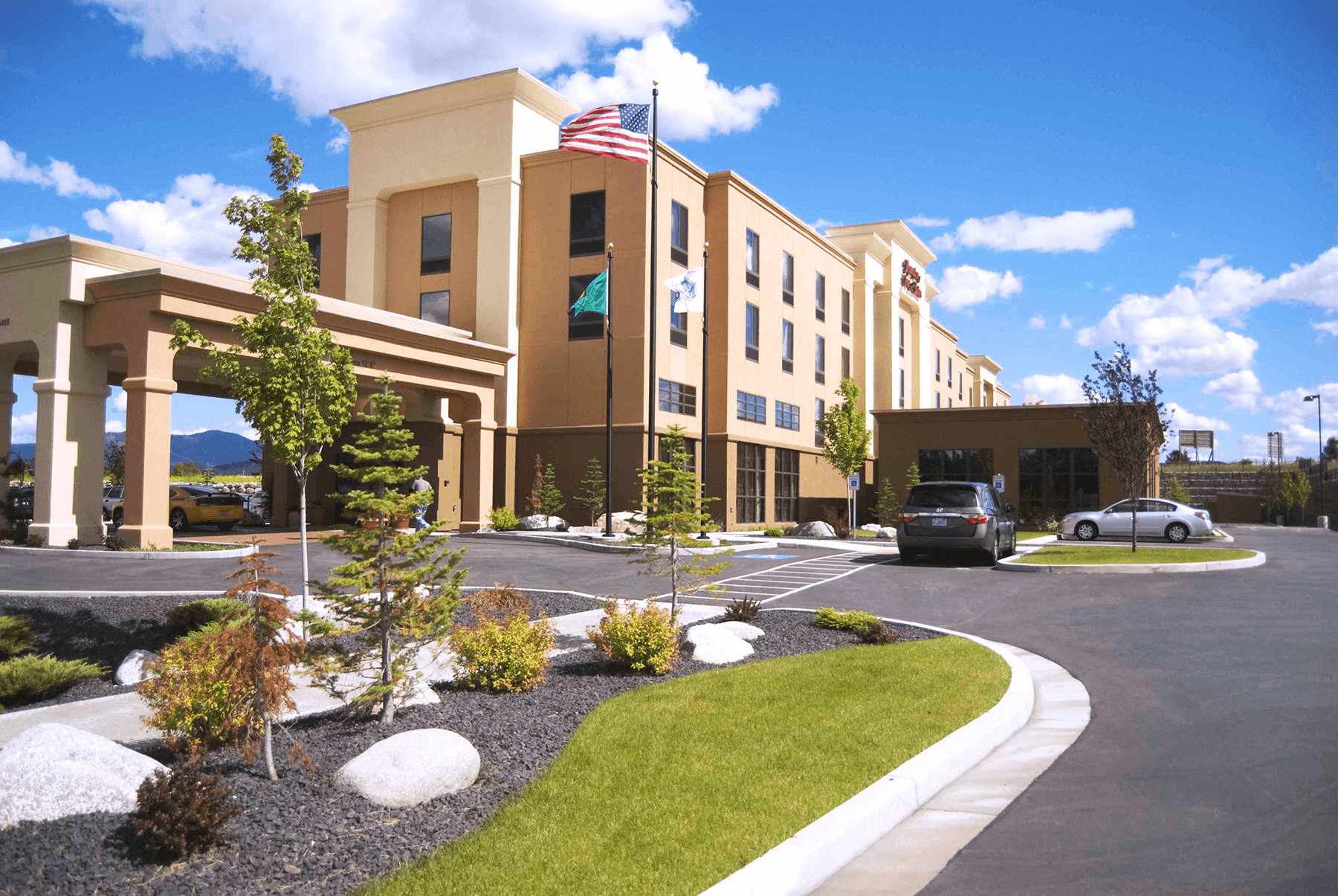  Hampton Inn and Suites Spokane exterior and parking lot 
