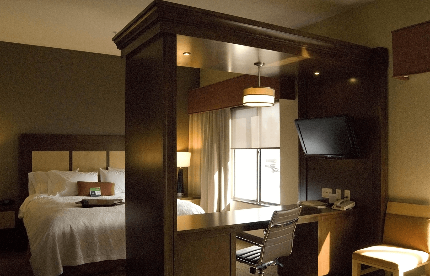  Hampton Inn and Suites Spokane room interior king bed and desk 