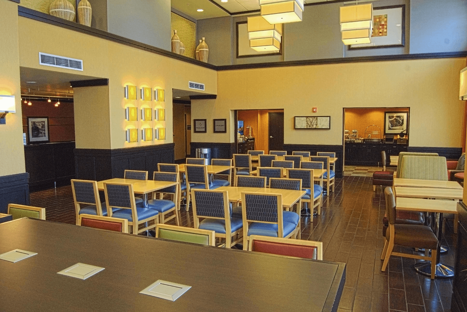  Hampton Inn and Suites Spokane dining room interior 