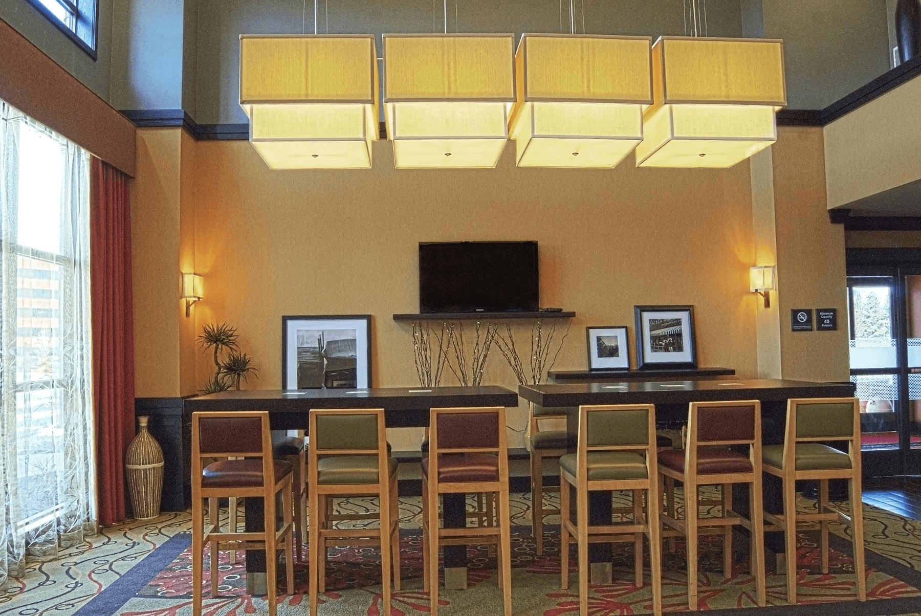  Hampton Inn and Suites Spokane dining room interior 