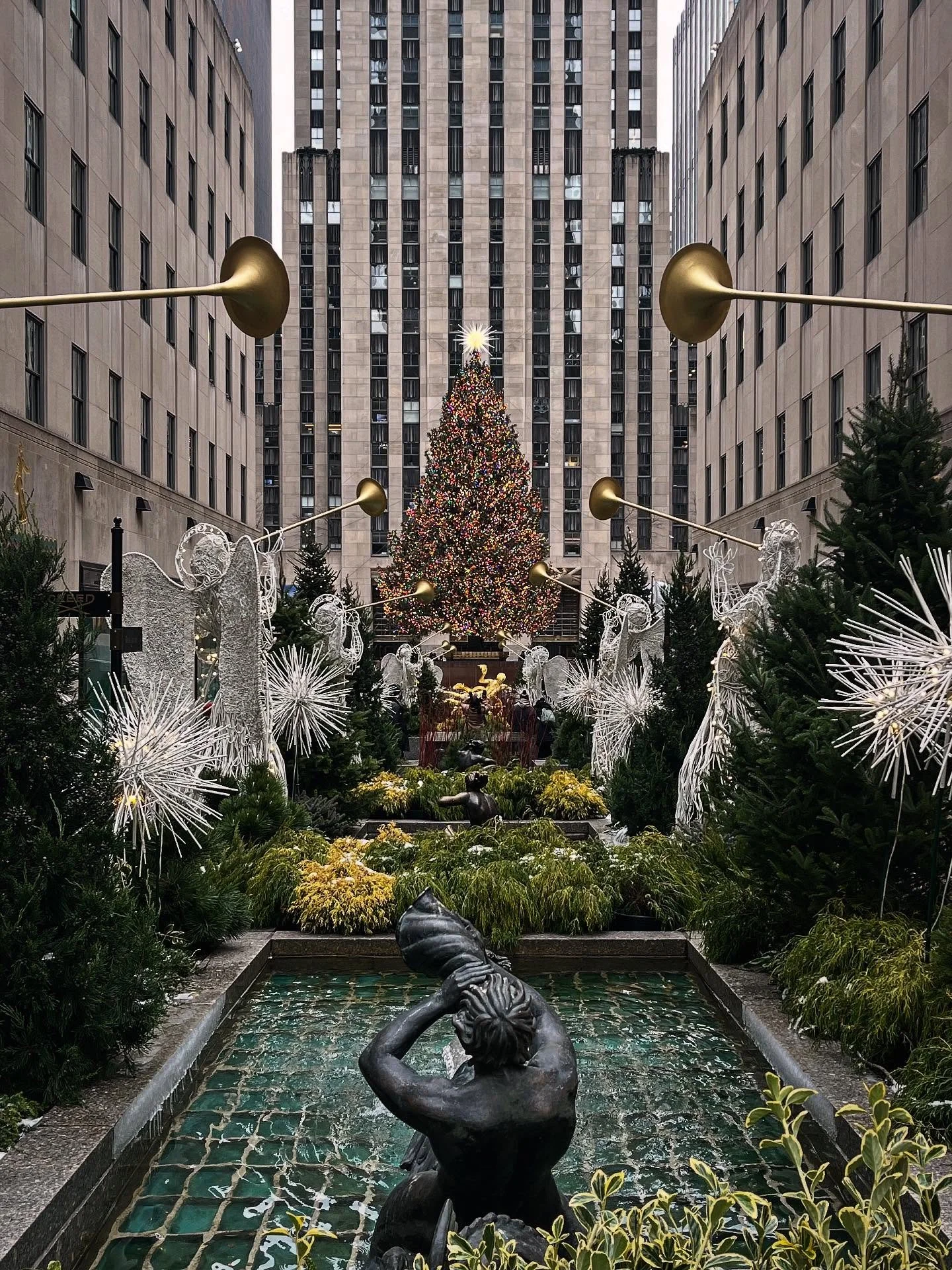 Just looking for Kevin #homealone #nyc #rockerfellercenter