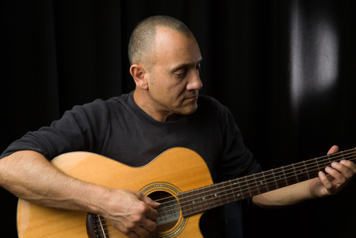  FINGERSTYLE “Lucas Michailidis is quite simply a guitar- playing phenomenon..." — Akustik Gitarre, Germany