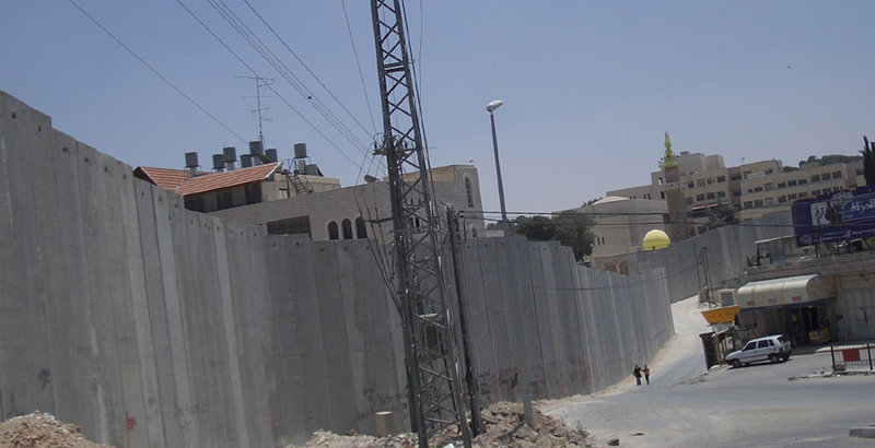 Barrier Wall Separating Israel from the West Bank. By Zero0000, https://commons.wikimedia.org/w/index.php?curid=201840