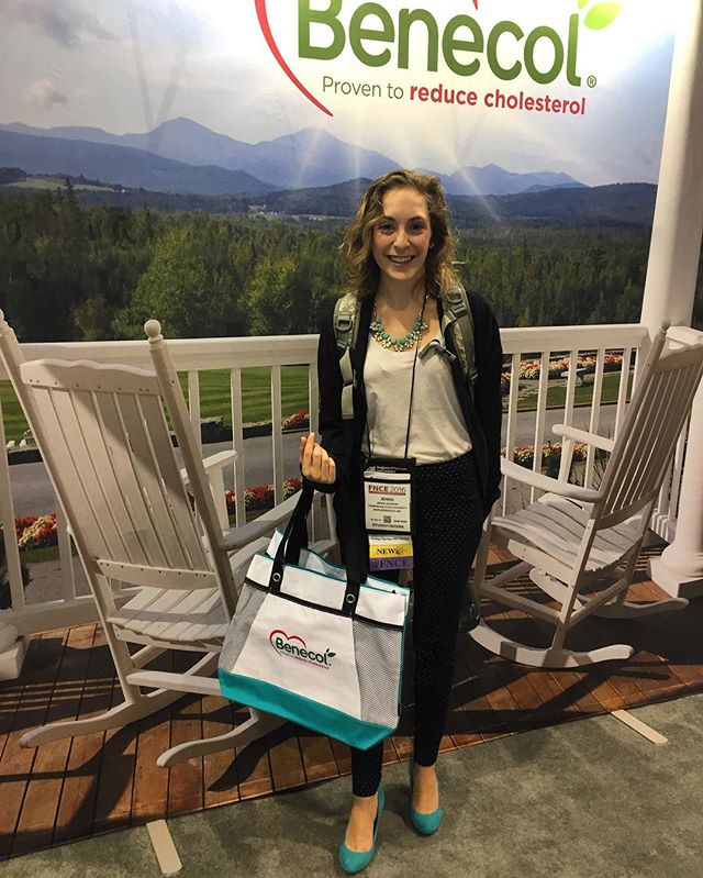 When the 👠match the 👜 perfectly! Come get your #Benecol tote tomorrow at Booth 3209! #FNCE
