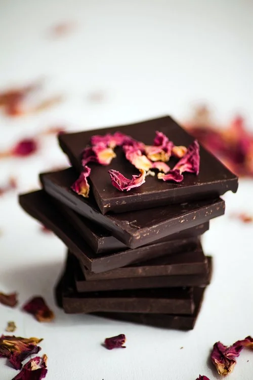 Dark+chocolate+bars+with+dried+rose+petals_.jpg