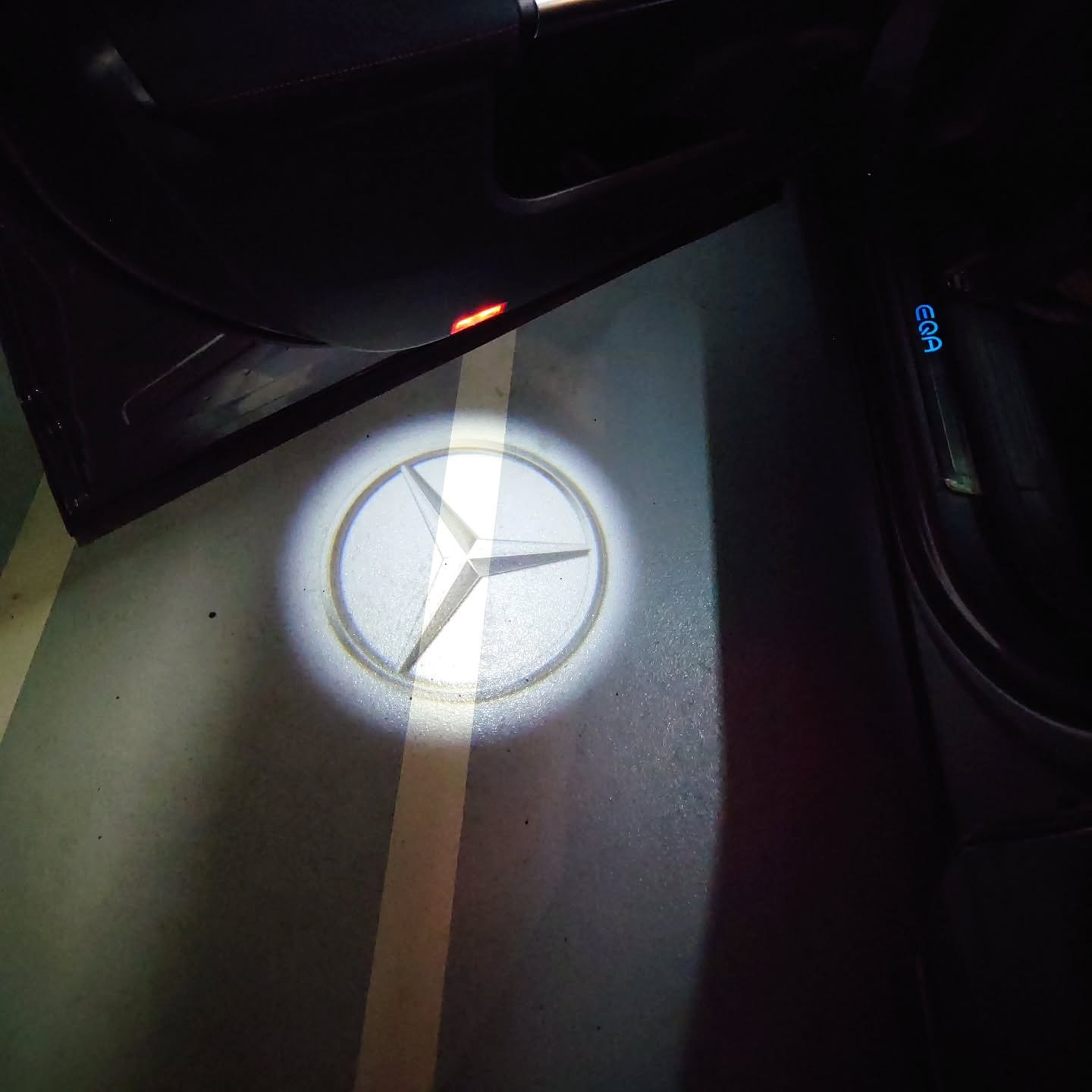 In case you forgot what brand of car you are driving, @mercedesbenz reminds you every time you open the door.