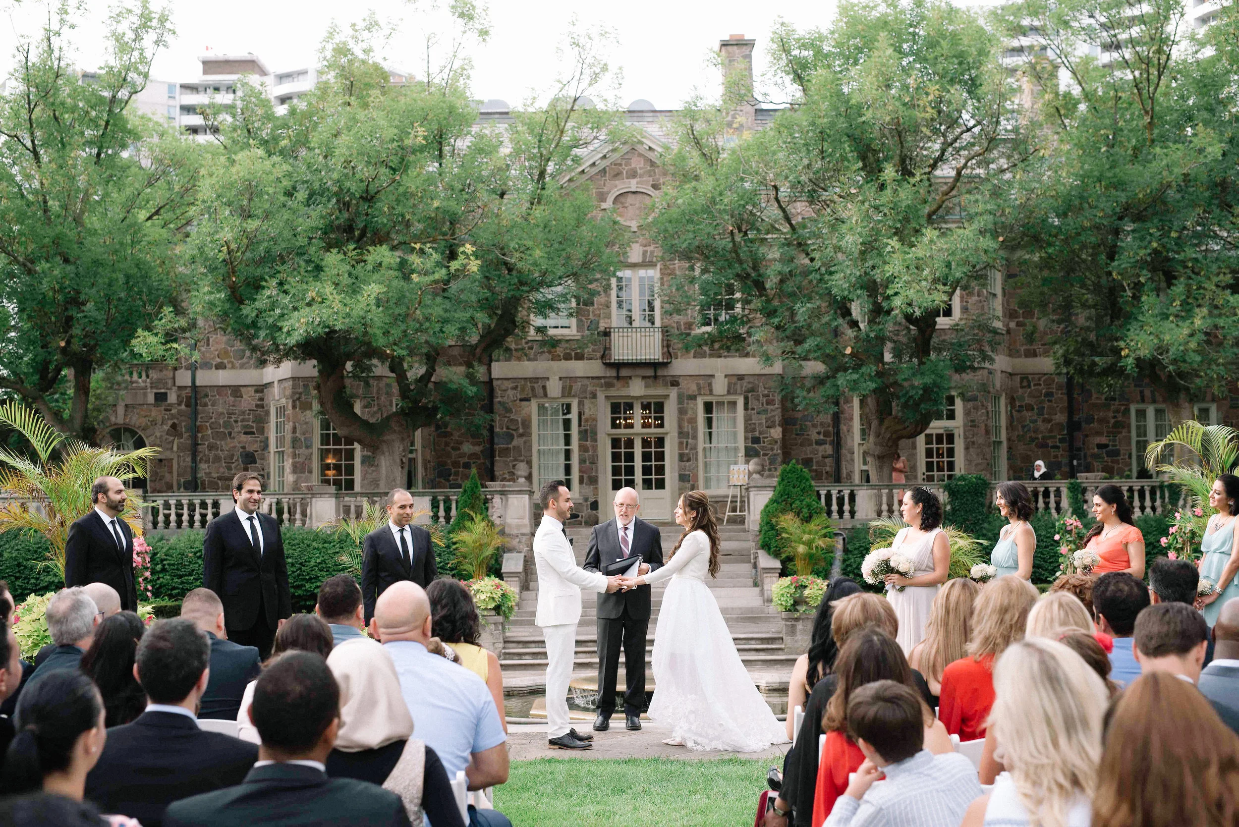 Beautiful wedding in toronto at Graydon hall manor