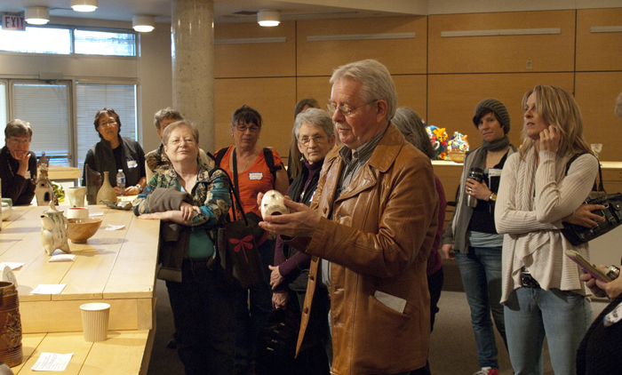 Les Manning critiquing the 2010 Ceramic Roadshow