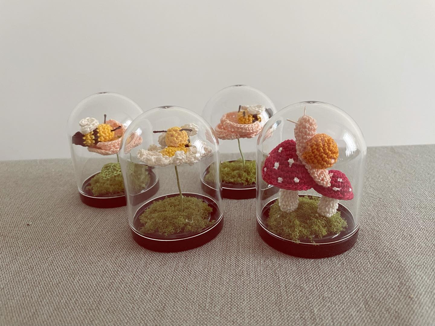 How cute are these mini crochet scenes? I love how the little dome encases them. Excited to crochet some more itty, bitty scenes. 
.
.
.
.
.
.
#crochet#crochetflowers#crochetmushroom