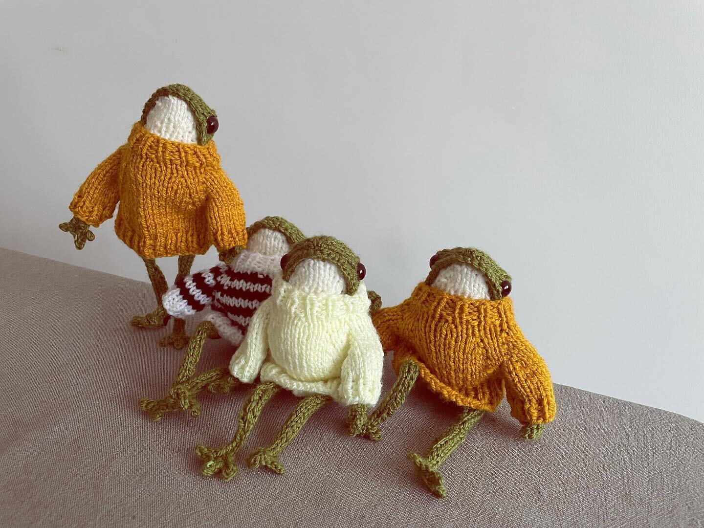 Froggie family portrait
Pattern: @dotpebbles_knits 
.
.
.
.
.
.
#froggie#frog#knittedfrogs#frogsofinstagram #knitting