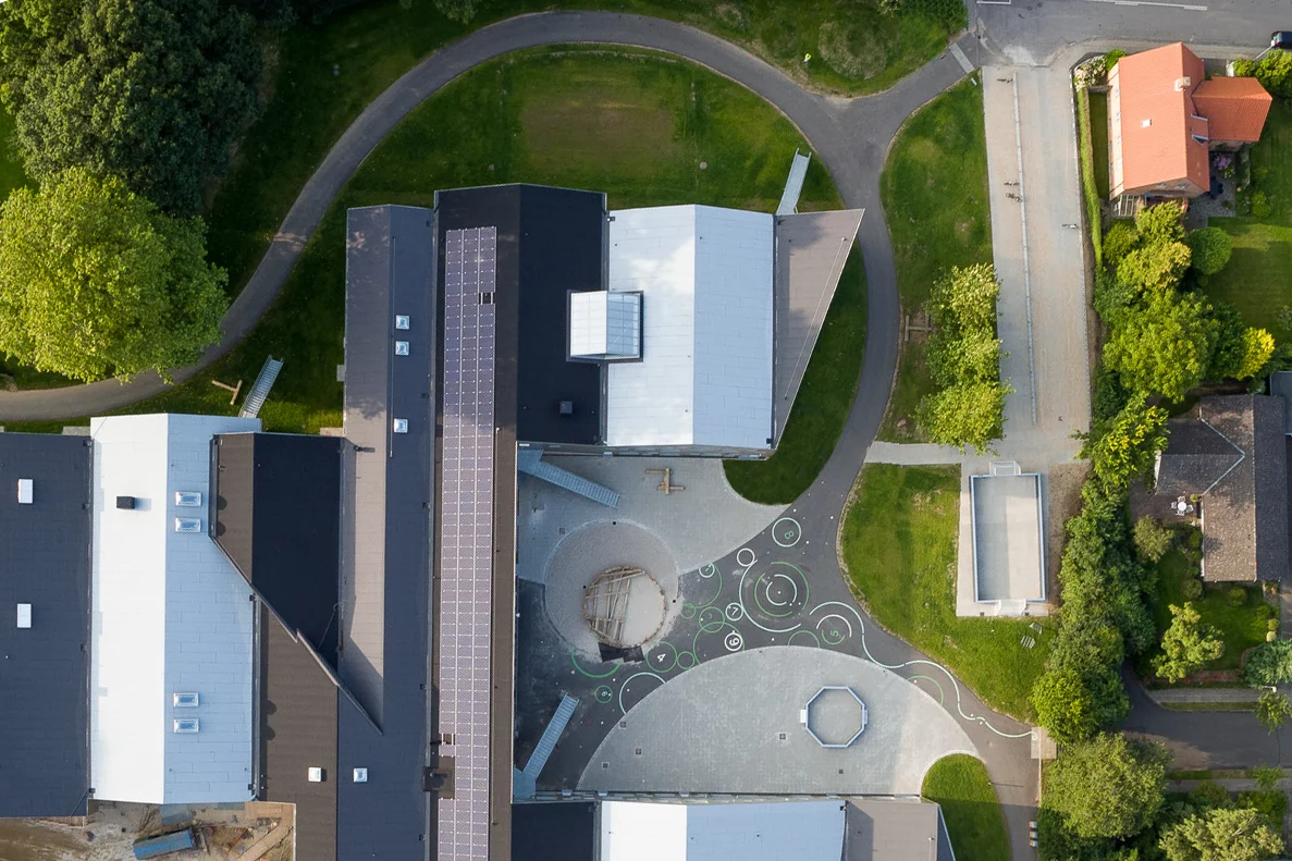 Skovbakkeskolen_luftfoto oppefra.jpg