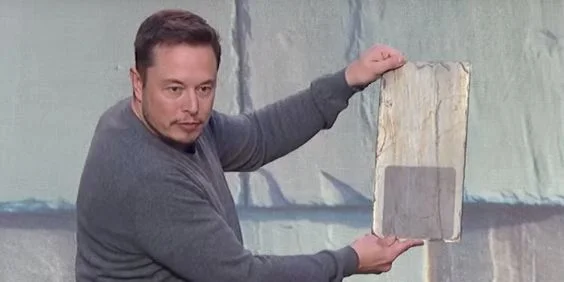"Solar power could be a way to lower carbon dioxide emissions and combat global warming ", said Tesla CEO Elon Musk at a presentation.