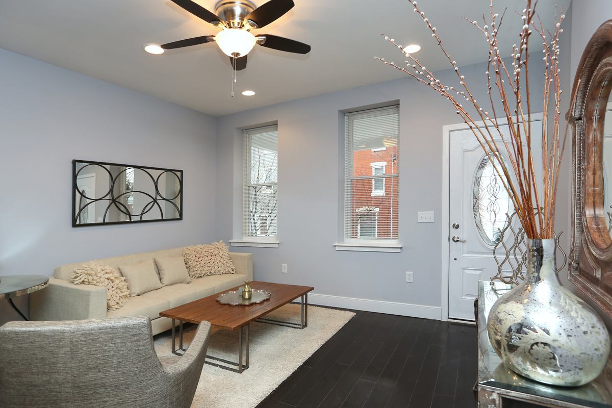 3523 Sunnyside - living