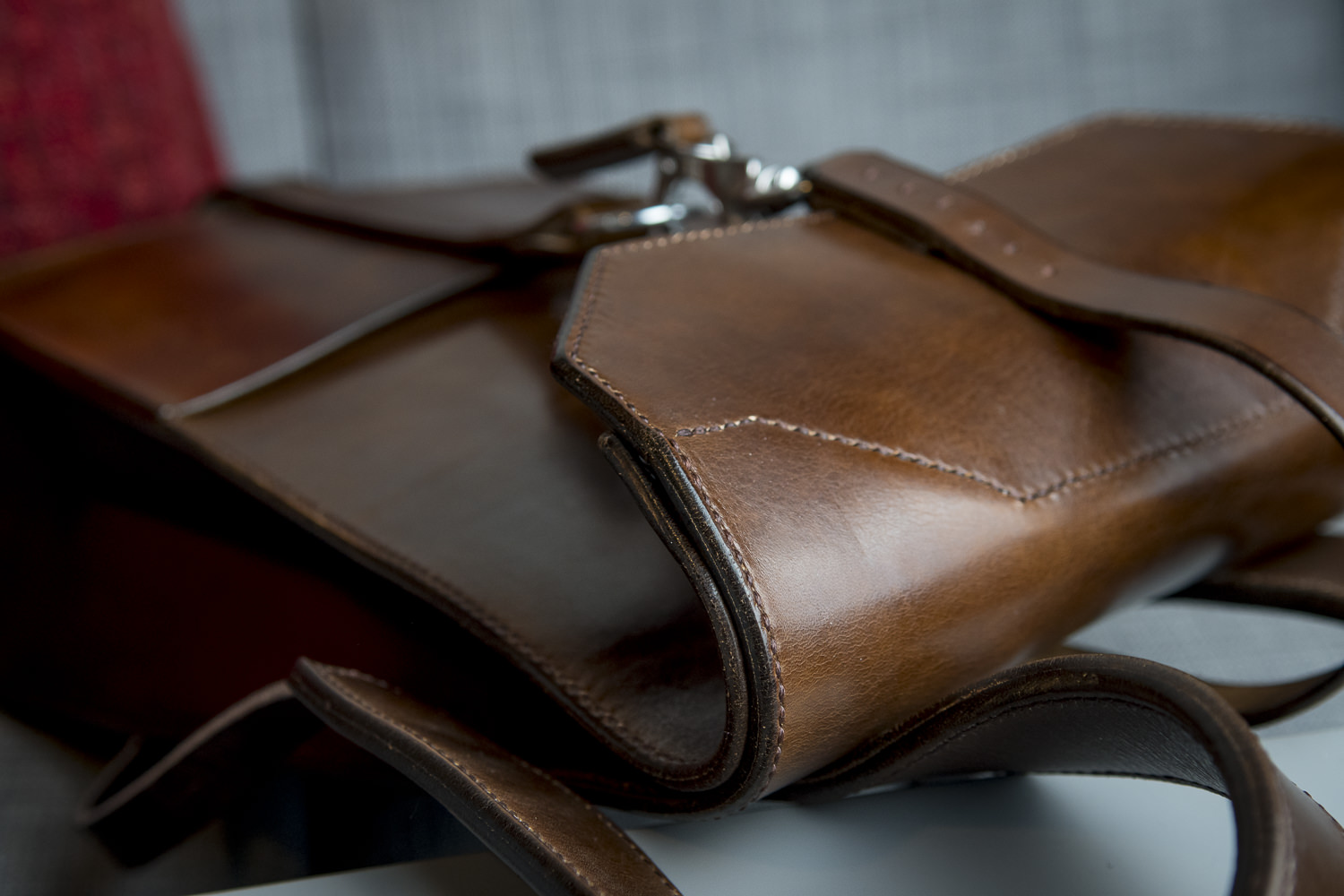 making leather backpack by hand — Le French Crafter