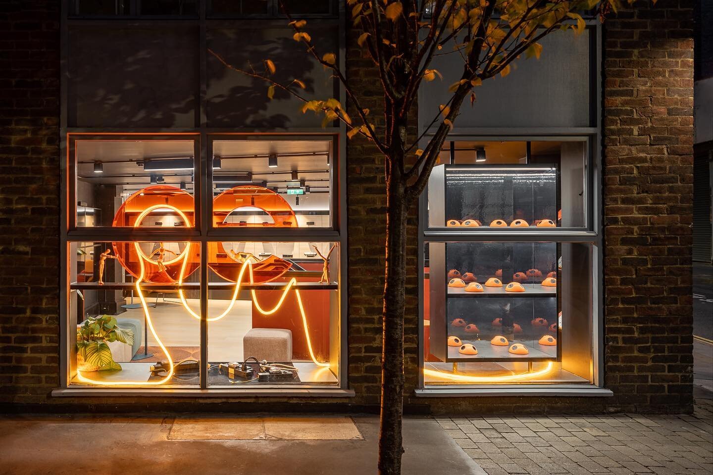 Our recent project OE Electrics showroom was a fun and unique project to work on. We worked closely with @3equals1design to design a flexible lighting design for the showroom in the heart of Clerkenwell. 

Lighting design @susanlakelight 
Interior de