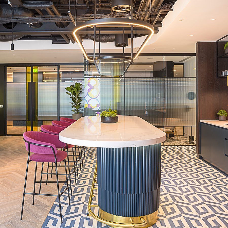 The lighting above the coffee bar mirrors the shape of the bar below, and the front is softly washed with concealed light at our recent project Savills Investment Management.
Lighting design @susanlakelight 
Interior architecture @kks_savills 
#light