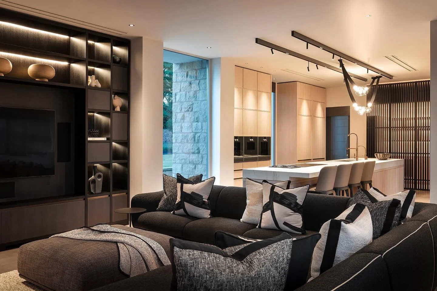 The open plan kitchen living space of our residential project in South Yorkshire has a balance between architectural and decorative lighting, emphasising the luxurious interior finishes. 
Lighting design @susanlakelight 
Interior design @rachelusher