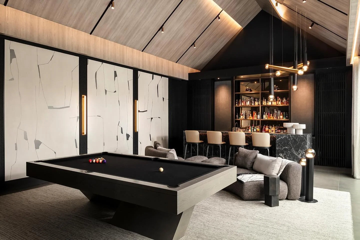 In our latest residential project in South Yorkshire, we worked closely with @rachelusherinteriordesign to create a balanced architectural lighting scheme that emphasises the stunning interior.
 
Lighting design @susanlakelight 
Interior Design @rach