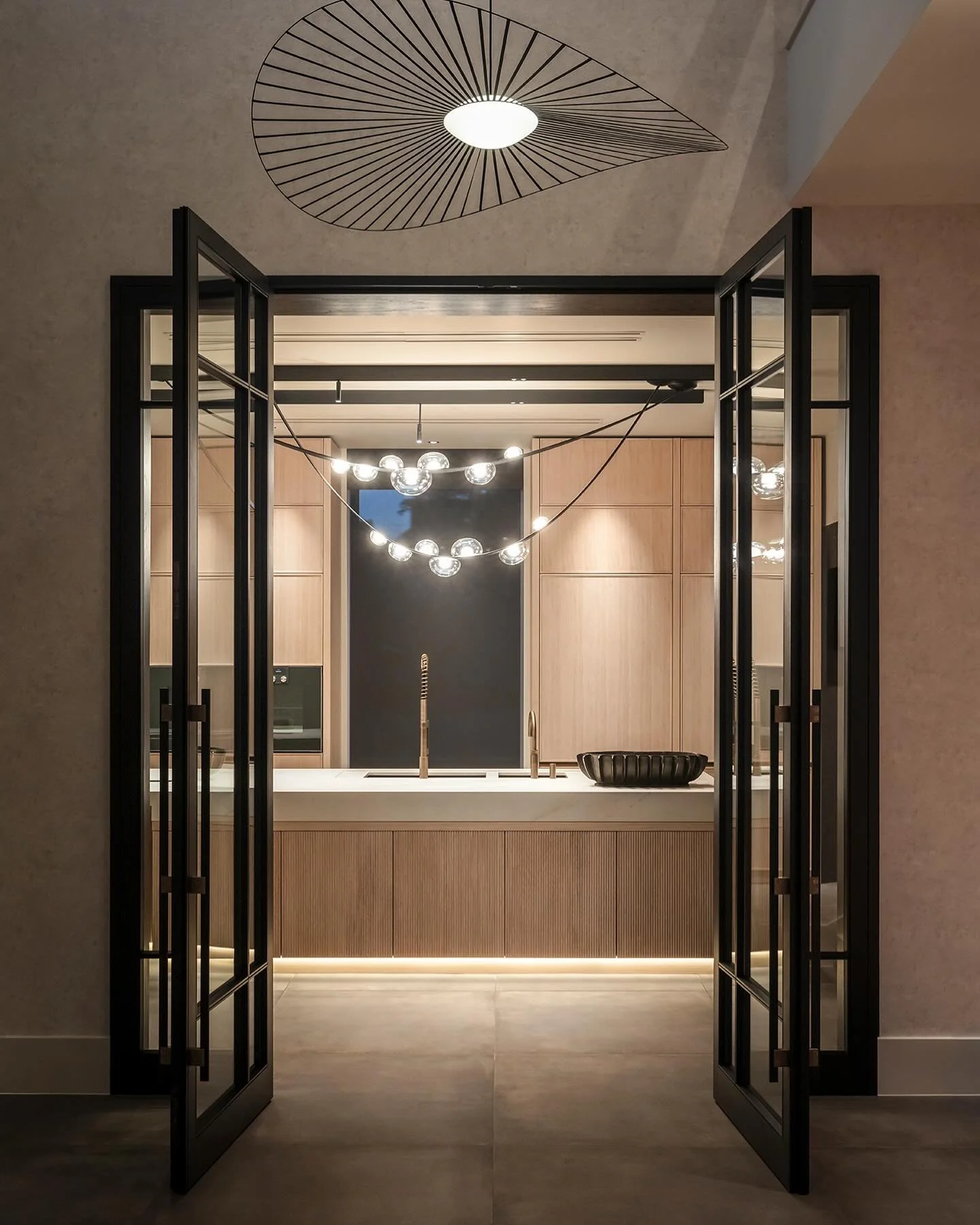 We worked with @rachelusherinteriordesign to frame the view from the entrance hall through to the open plan kitchen living area in our residential project in South Yorkshire.

Lighting design @susanlakelight 
Interior design @rachelusherinteriordesig