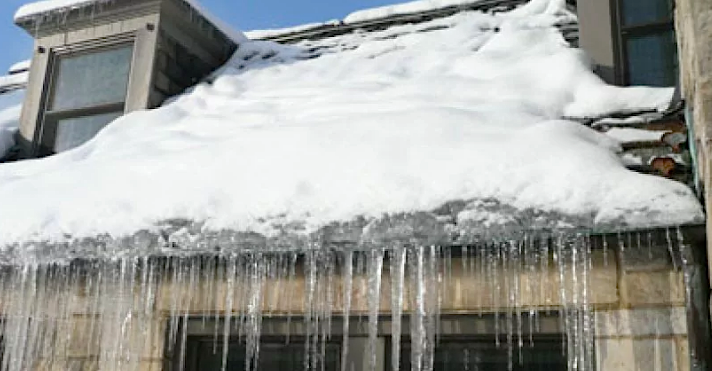 Ice dams on the rooftop gutter.png
