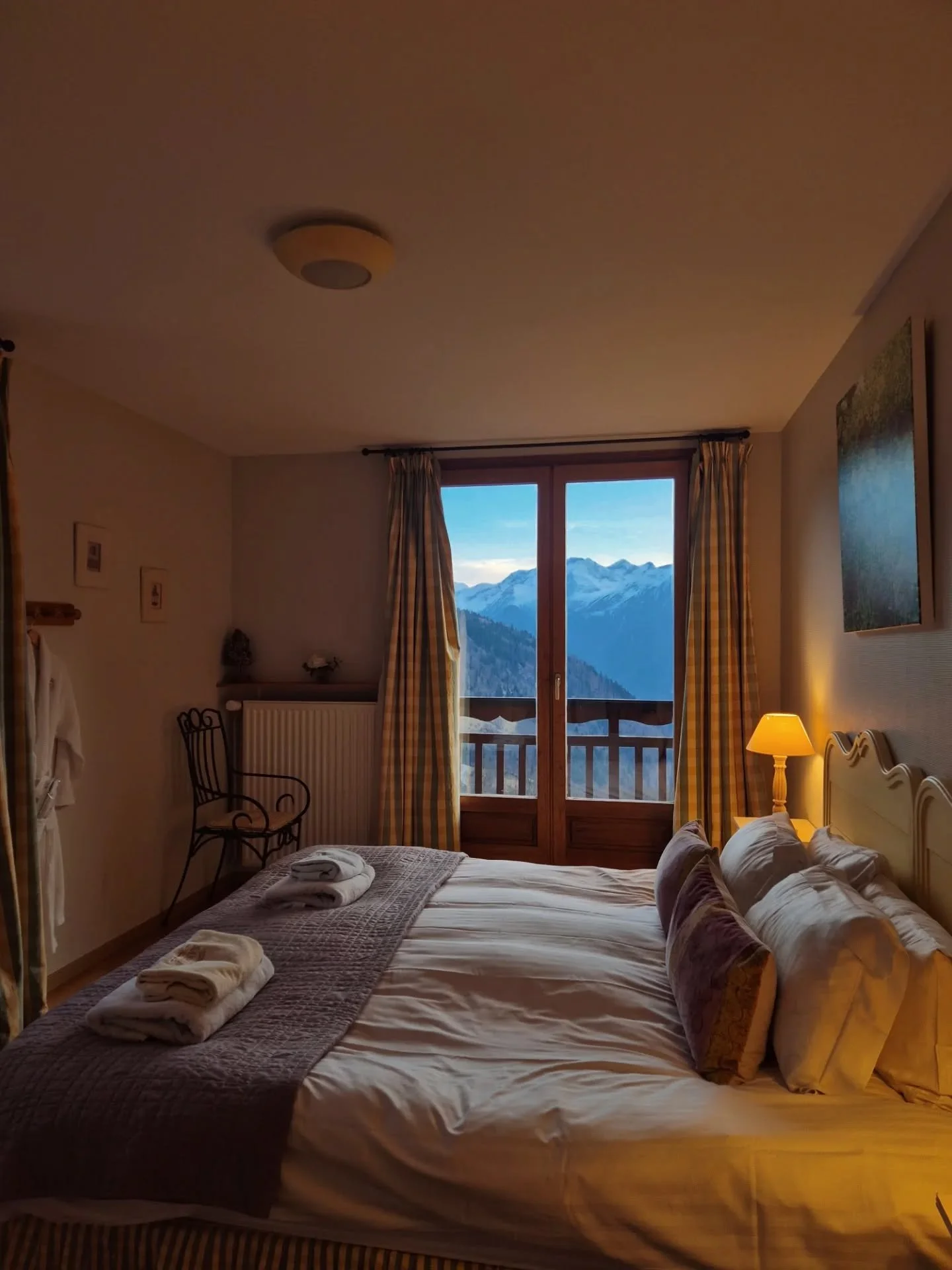 Chalet of dreams 🌙 
From my stay at Chalet Saskia which is now been developed into apartments. 
At the time of my stay was managed by @skipeak
 
📍Tucked away in the French Alps / Vaujany | France 

#chalet #travel #mountains #alpstravel #ski