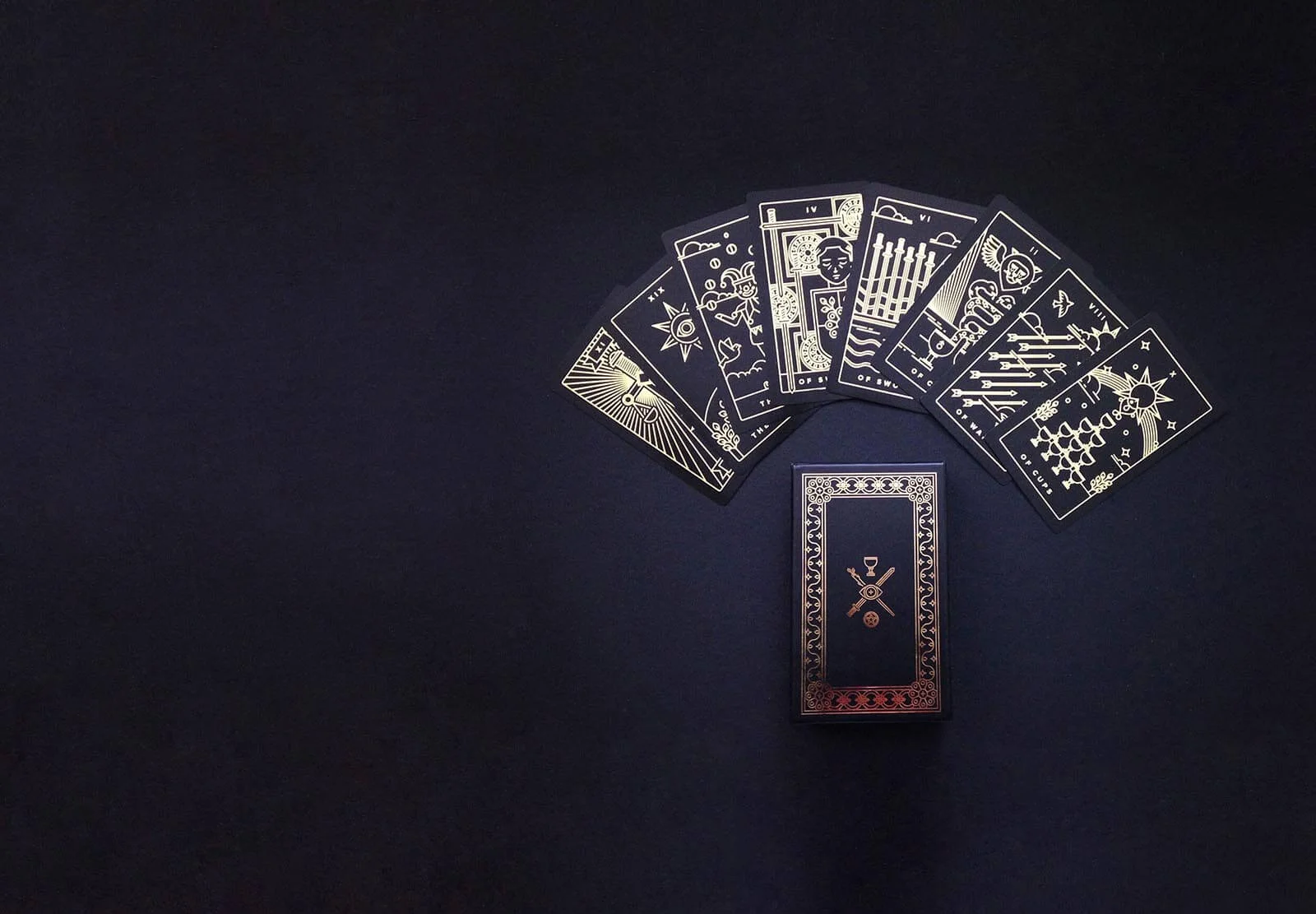 The Golden thread tarot deck