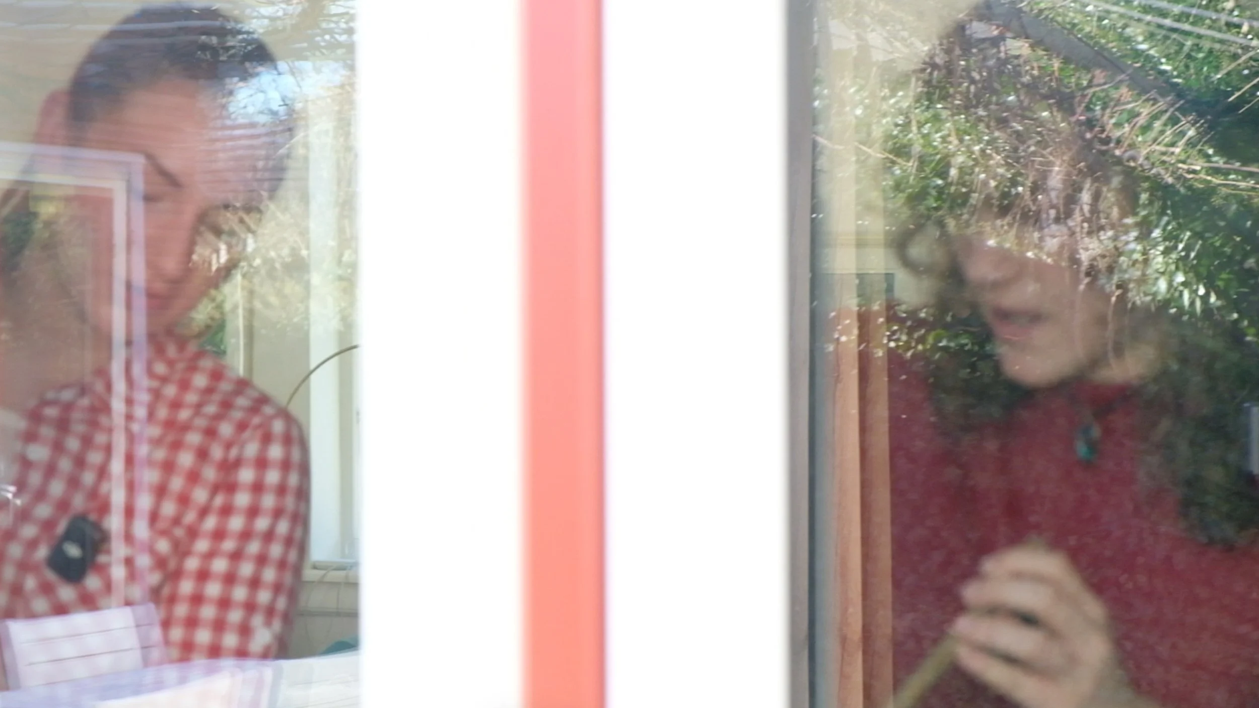 Sara og Karoline fra podcasten Schmoozy i køkkenet