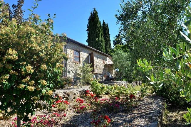 Versteckt zwischen Olivenhainen liegt die Ferienhaus L'Oliveta © PR 