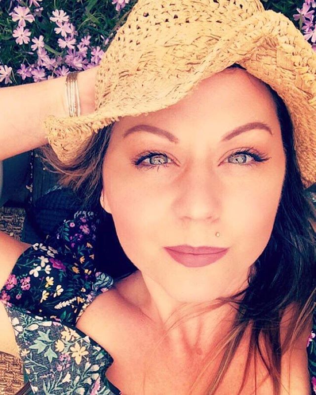 Hey folks!!!! I haven’t said a personal hello and thank you for your support in my art. Feeling darn thankful today for my job. Getting paid for creating things always seemed like a fallback plan to my school counselors. Jokes on them. It’s all thanks to you guys. All my love 💕 And hey... what about that sunshine?! I’m in Michigan, you can bet it’s a game changer! 🌱🌿🌳🌷🌸🌼🌞