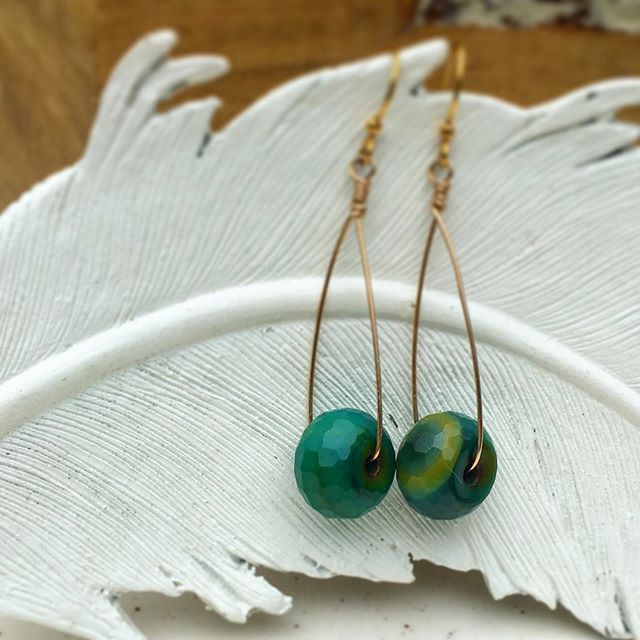 π hey gorgeous. Simple agate earrings. These come in orange, jade green, and fuschia. Need a pop of color? I got ya covered.
