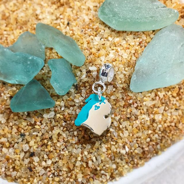 Happy Sweet Summer Solstice! π»ππ³ππ¦πΎ over here in the mitten state summer decided to finally show up today! Whatβs your favorite quaint Michigan town? (Petite Michigan Charm... perfect for snake chain bracelets such as Pandora or any chain on a necklace)