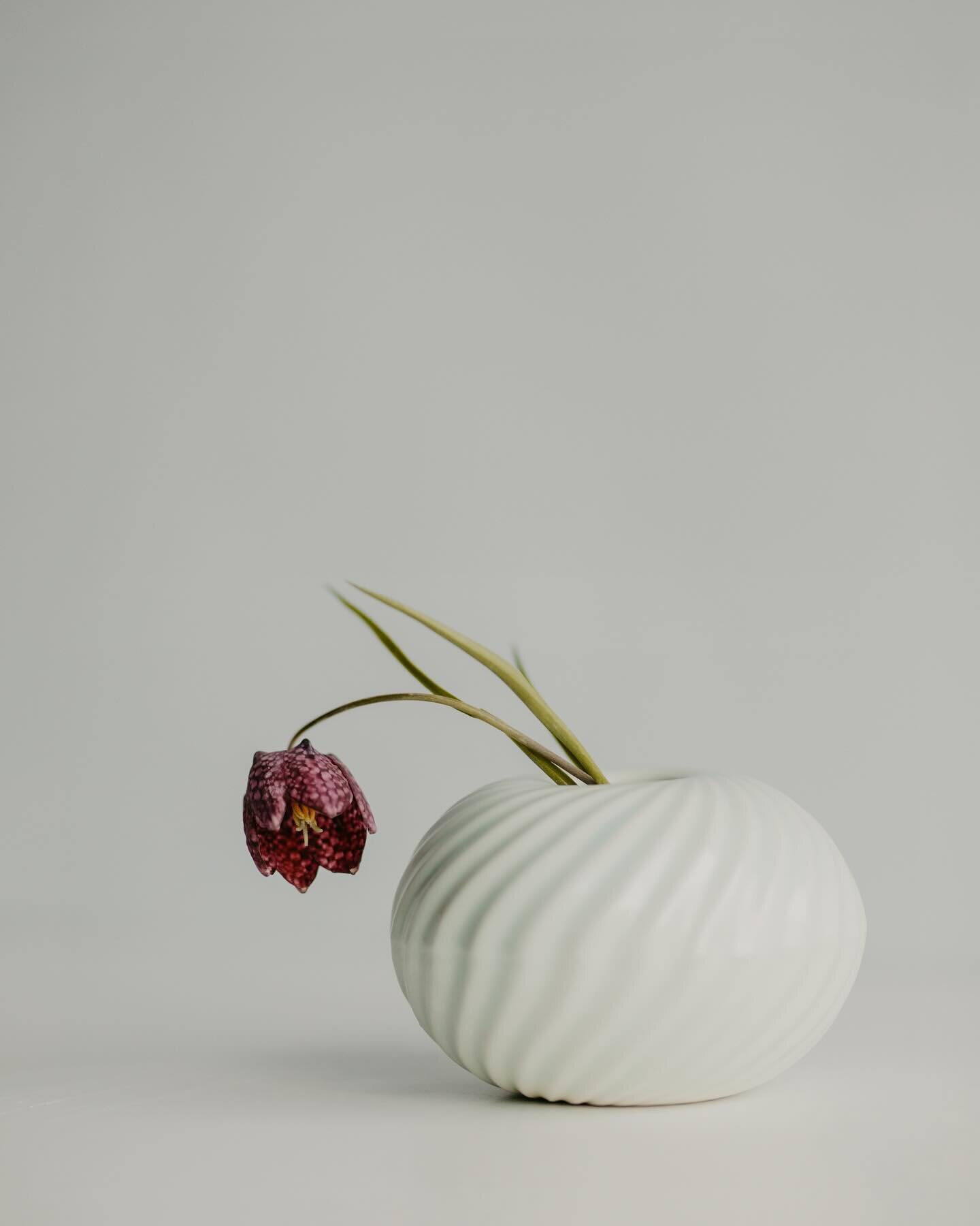 Slipcast piece with my absolute favourite flower, #fritillariameleagris or #snakeheadflower - only here in spring for a very short time. A beautiful flower to accompany the soft delicate porcelain glazed in a very light #celadon glaze.

This small va