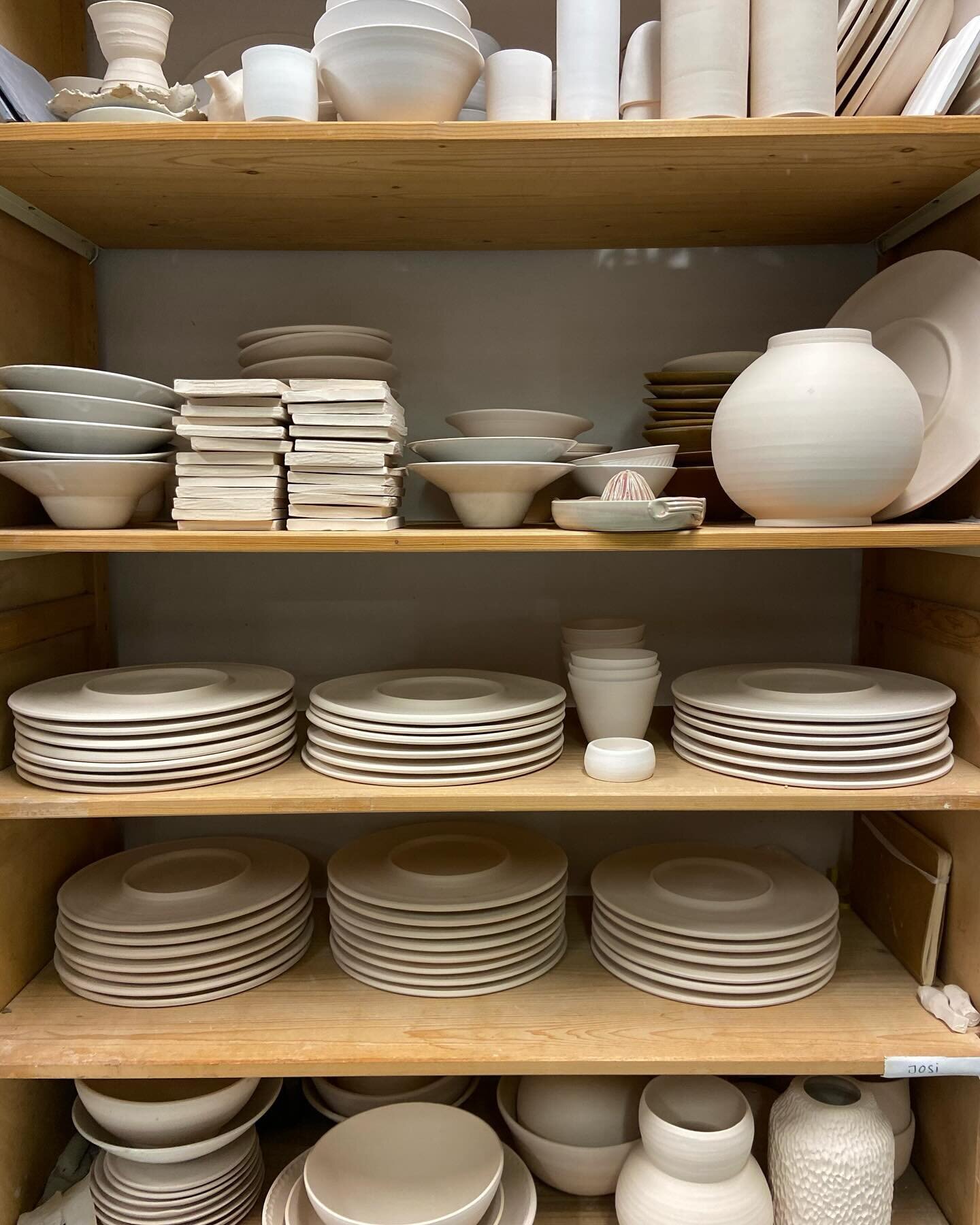 These flat plates are slowly taking over the studio completely, drying, freshly thrown, bisc fired - they are there in all stages. 

I have to mind them like a pet, checking how the drying process goes, take them from their wooden bat, turning and tr