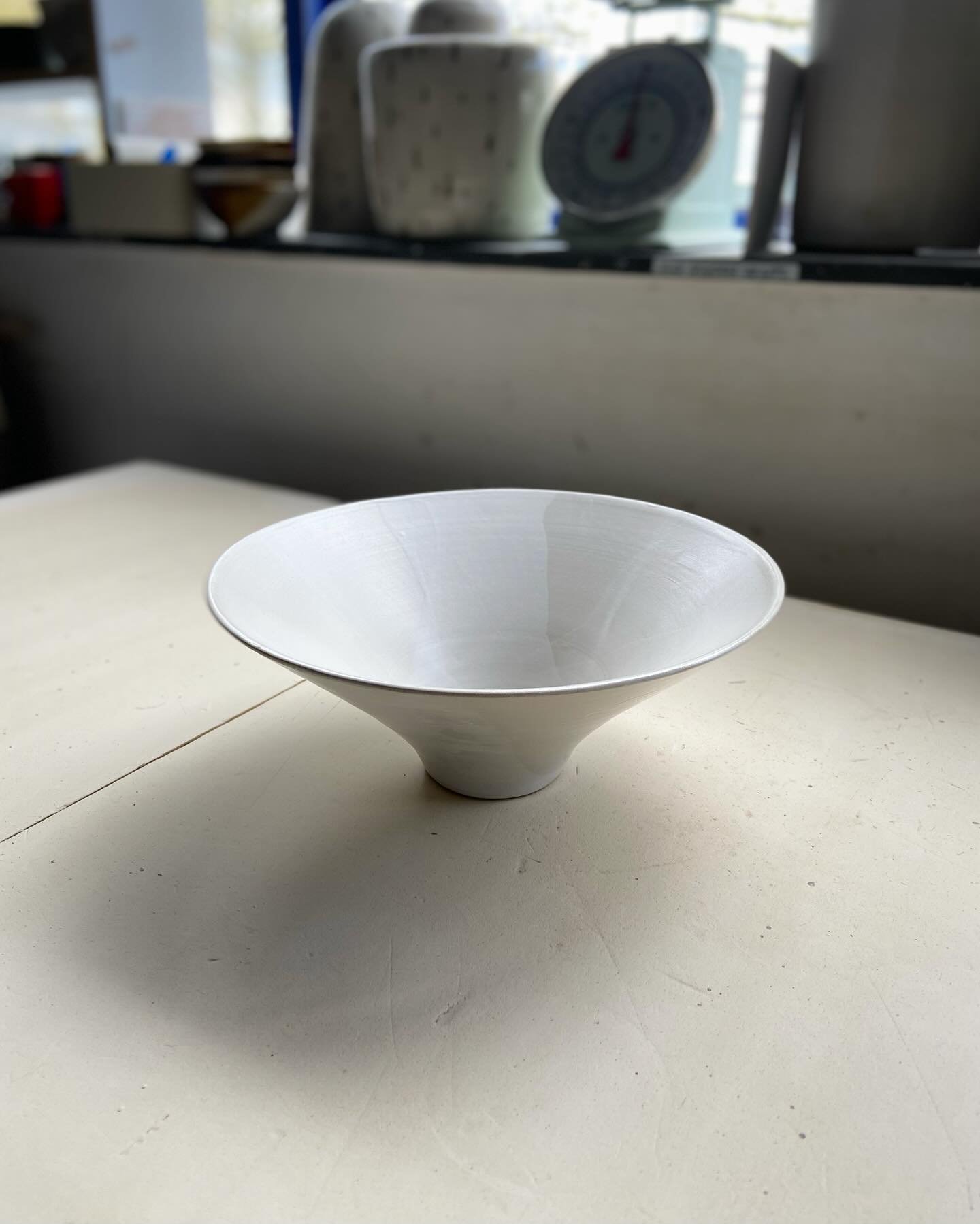Thursday kiln unload - porcelain vessels, larger shapes and celadons with oxide rims.

#wheelthrowing #porcelain #ceramics #wheelthrownporcelain