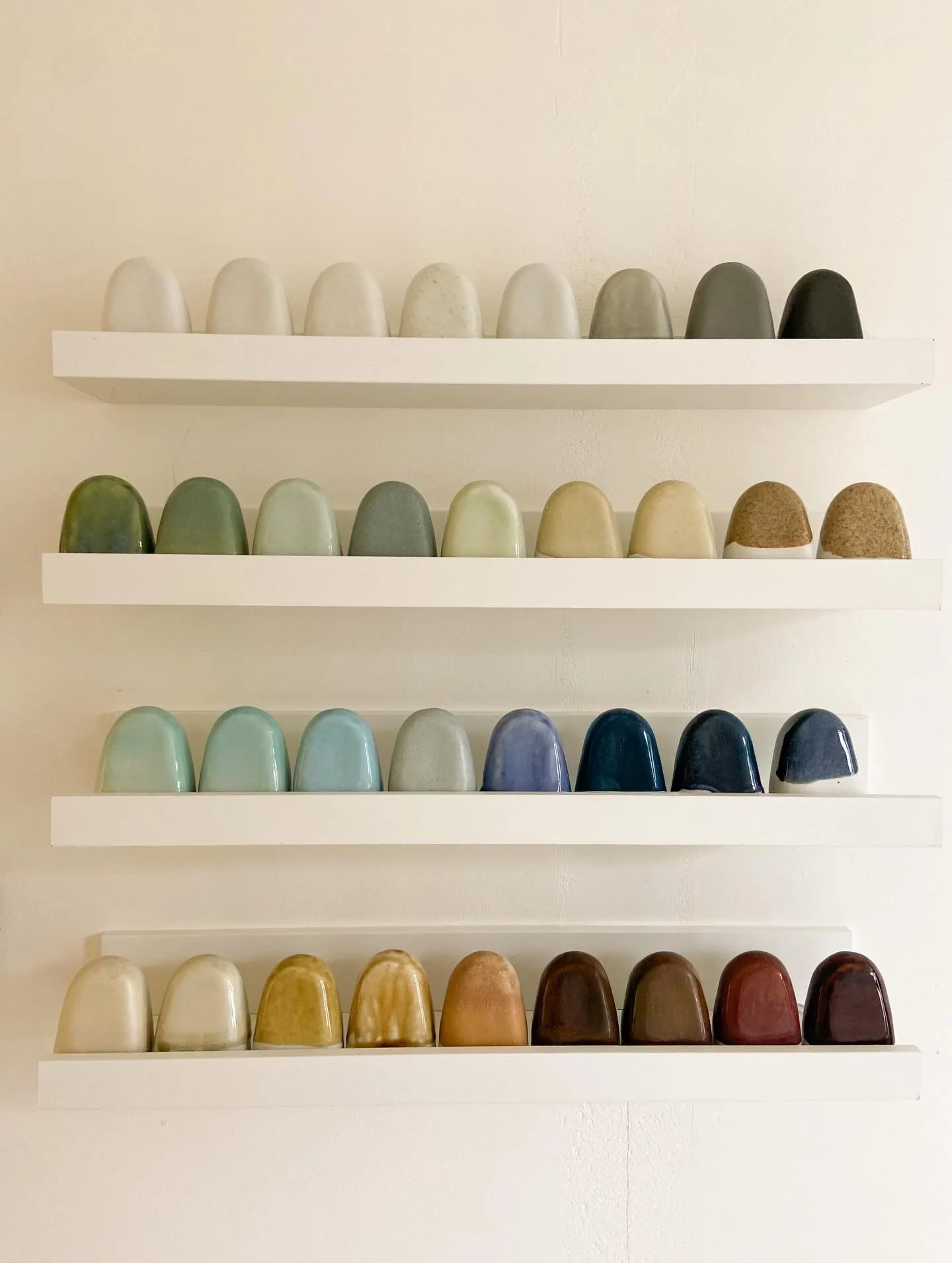 I think I might need a new shelf to add more glazes to the display! I made some of these glazes years ago when I started out with designing glazes somewhere in 2017, and some of them are new. Some of them are by other potters, graciously sharing thei