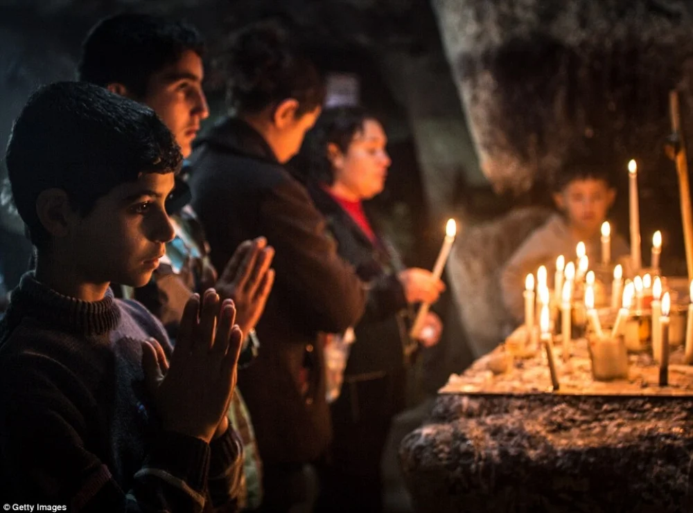 Christmas in a refugee camp; christian children fleeing Isis ( source )