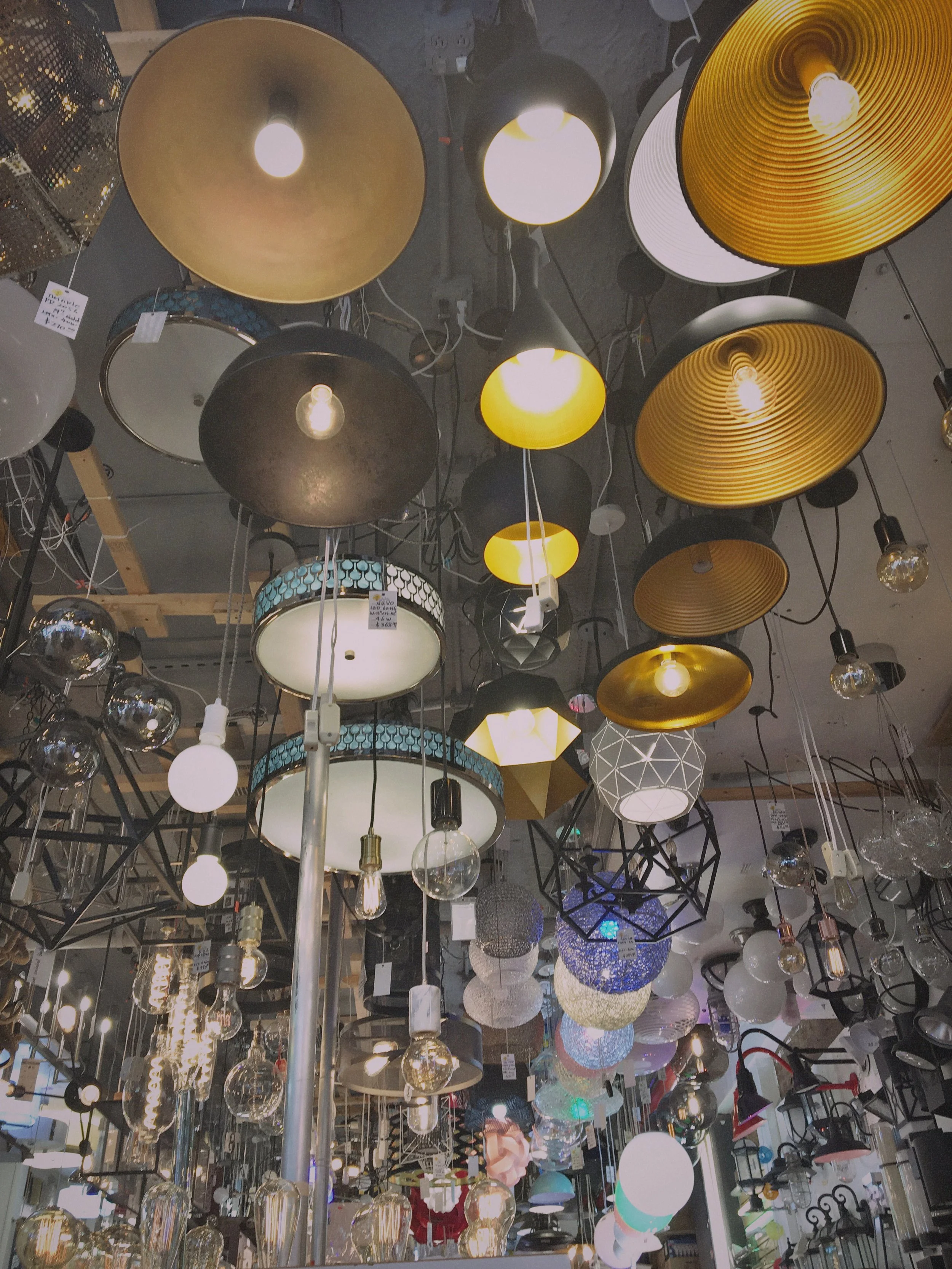 Once in a while we go to Chinatown to look for lamps and get some decoration inspiration. We've realized we're a little to old to have Christmas lights hanging on our walls, and It was time to get a grownup lamp over our dining table. 