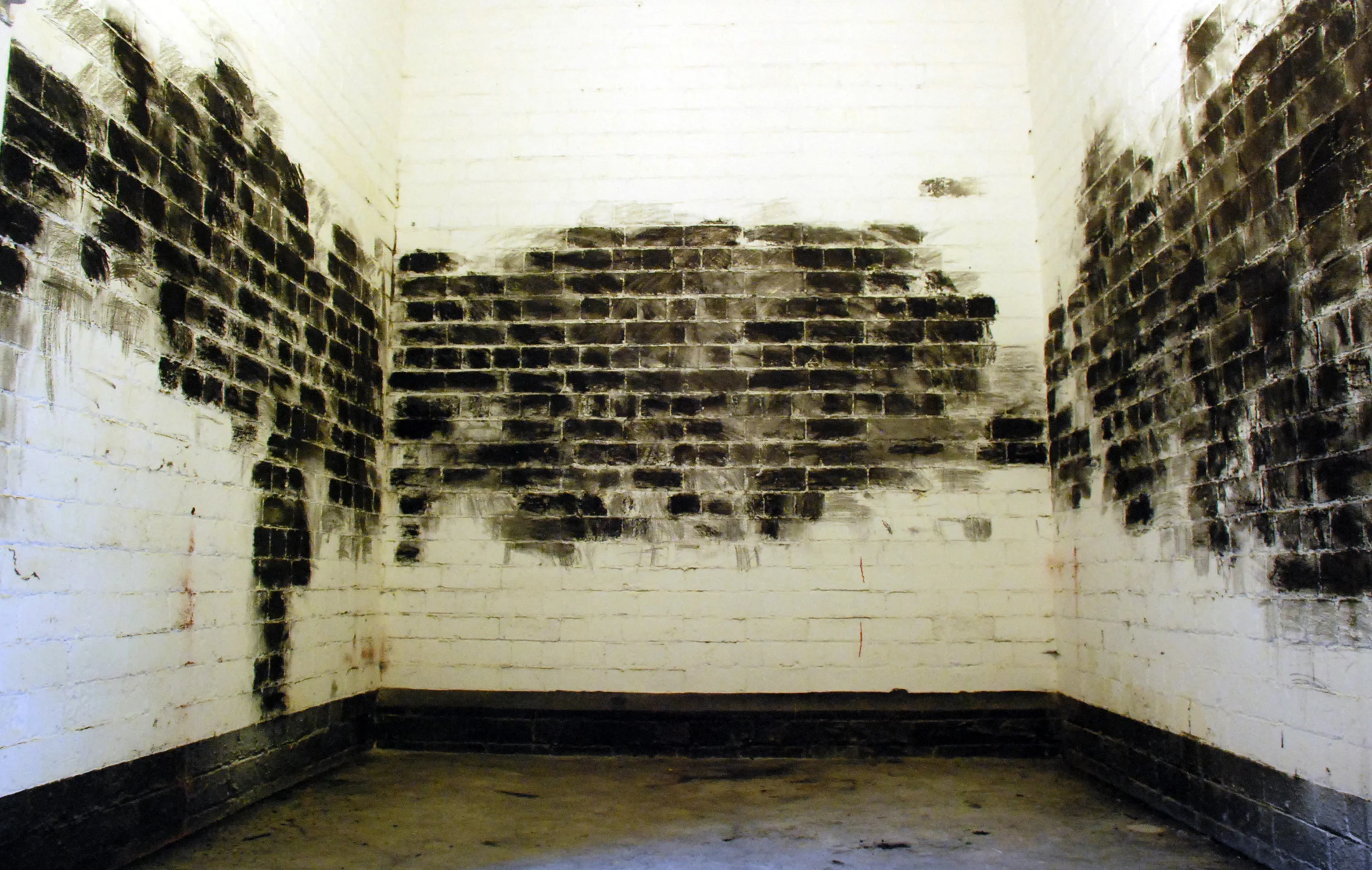 'Blacking' performance. Separations exhibition, Leeds 2008. Copyright Victoria Lucas. .jpg