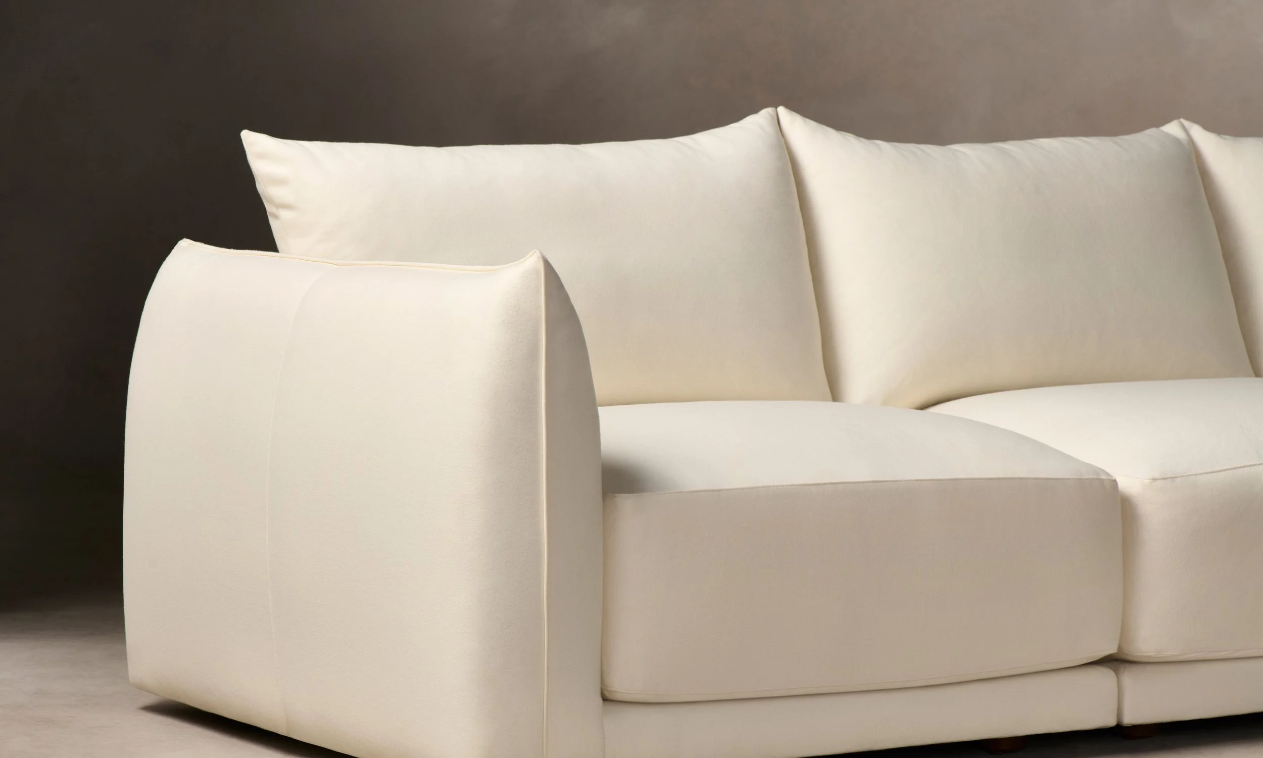 241216_MH_jones-modular-L-sectional_italian-brushed-wool-vanilla_D1_078_R_Crop_sRGB.jpg