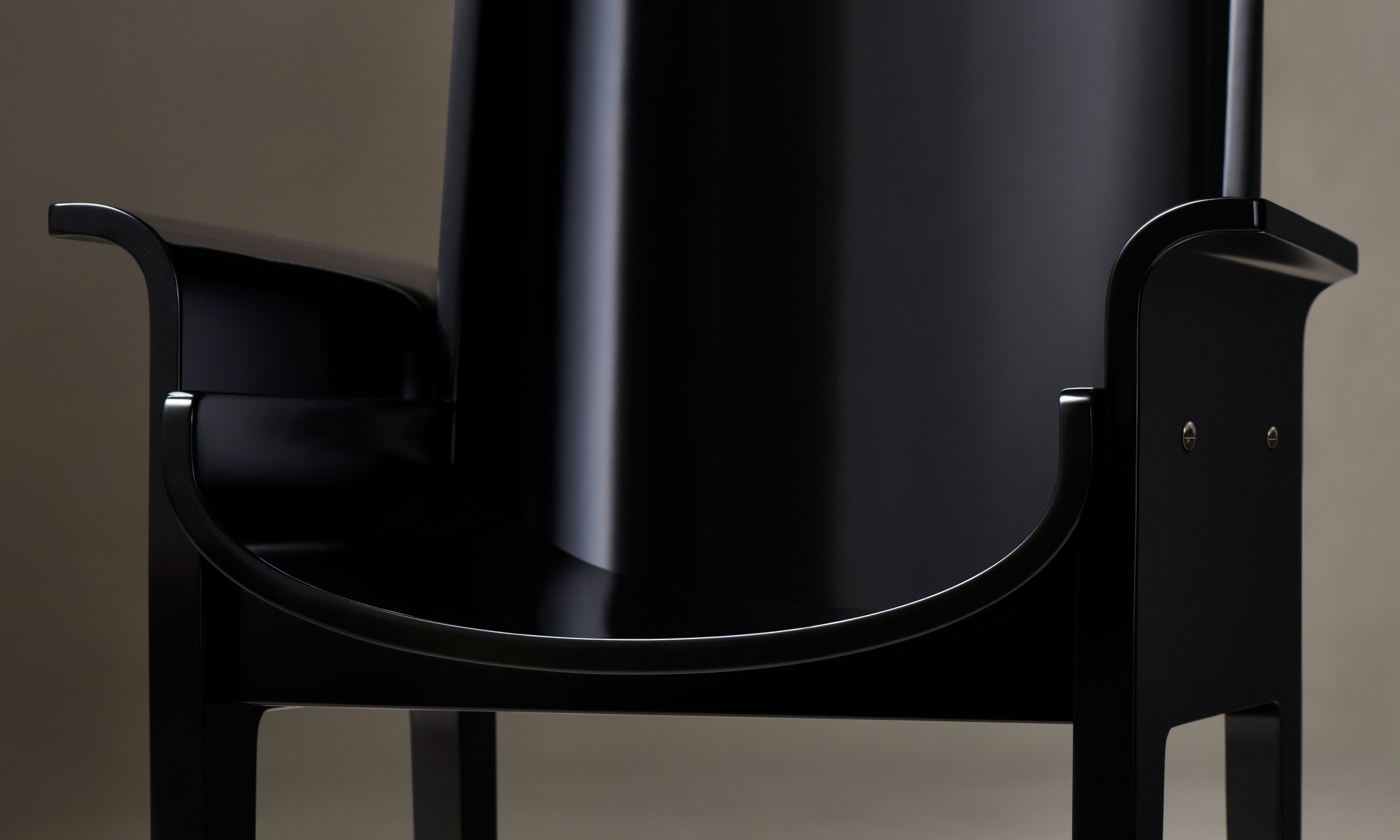 241008_MHFW24_leon-dining-armchair_obsidian-lacquer-finish_D1_017_R_5:3_300dpi_sRGB.jpg