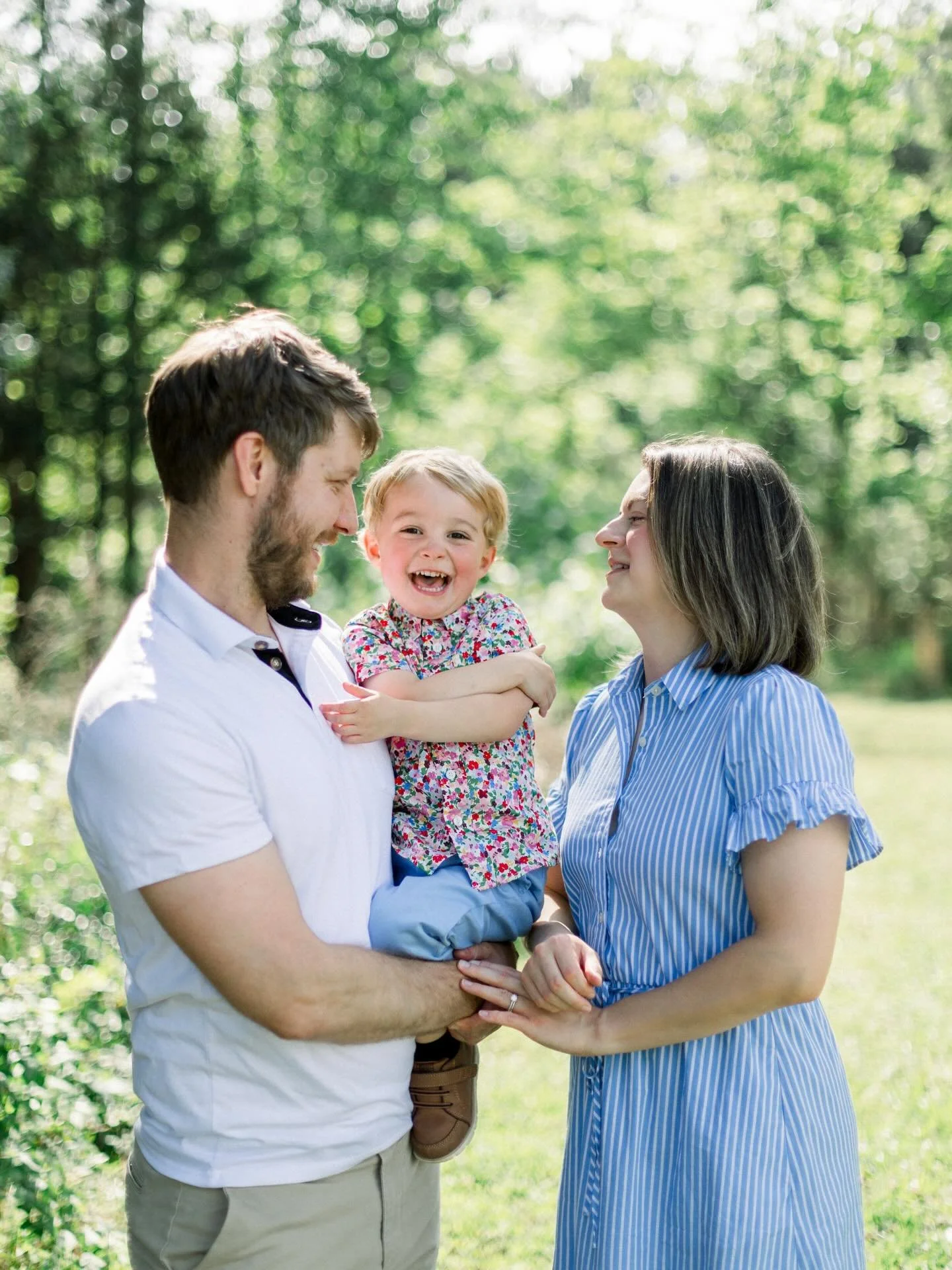 There&rsquo;s something about early summer sessions that just hits differently ✨

The perfect light, the blooms. Little ones willing to run around in the warm sun.

Early summer sessions are my favorite and I only take a limited number each June! 2 s