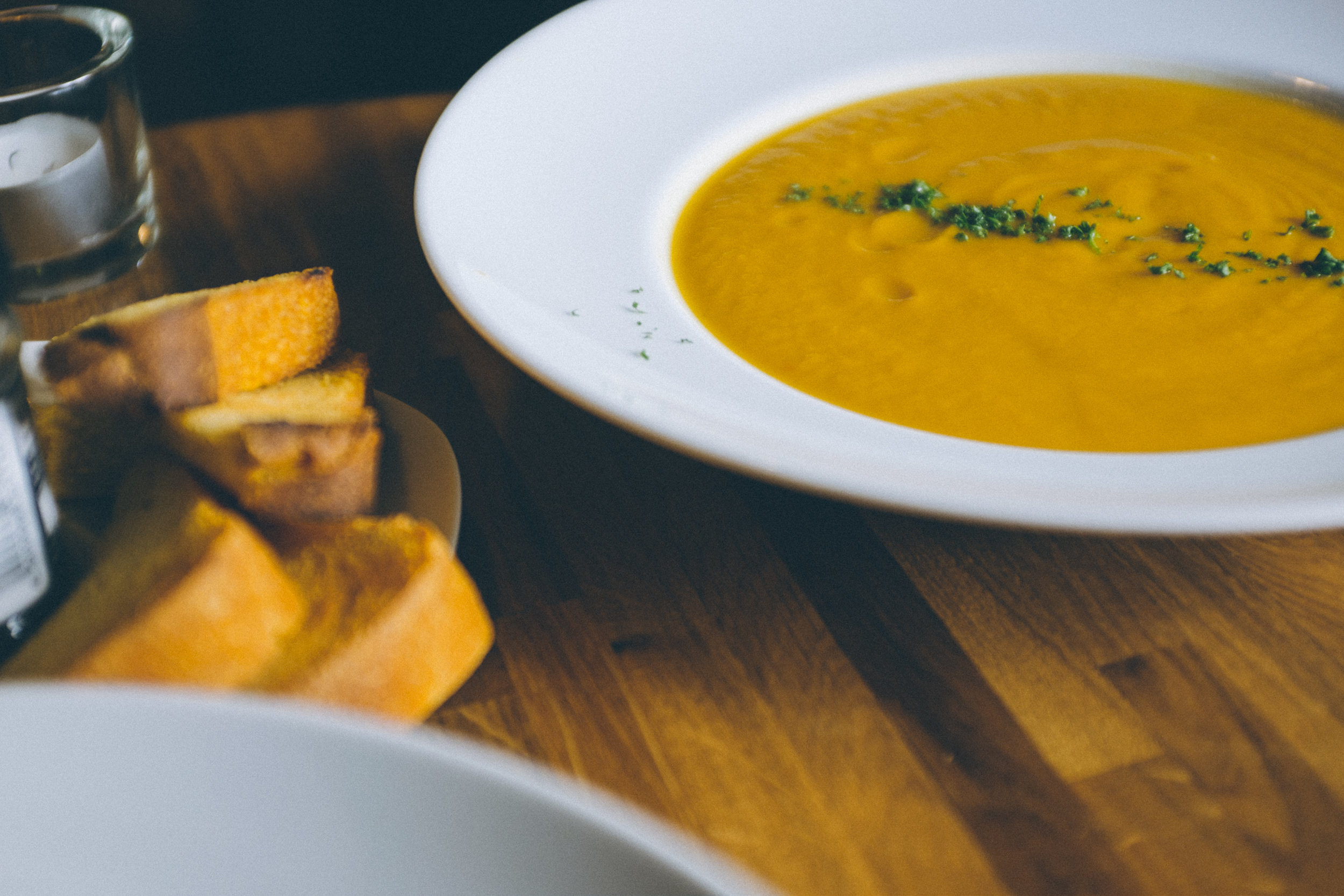 Где можно поесть супа. Здоровая еда суп. Бульон и тарелки с продуктами. Бесплатный суп в США. Суп сезонный весенний.