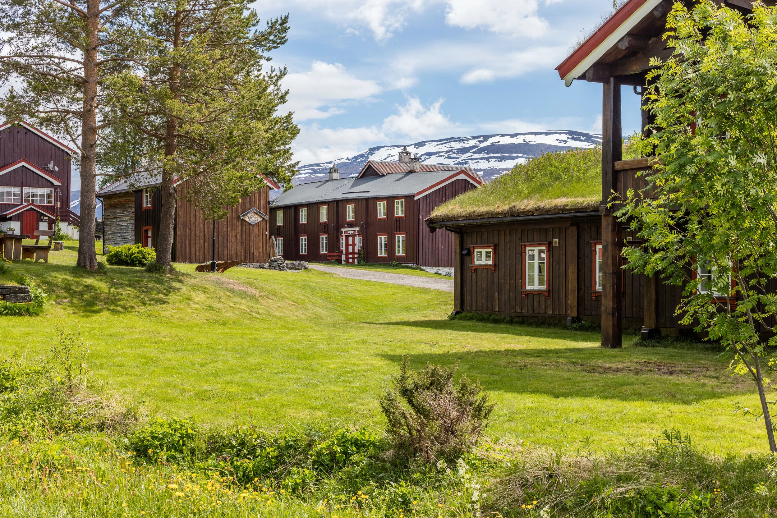 Bortistu Gjestegård ligger i Oppdal kommune i naturskjønne omgivelser innerst i Storlidalen og i hjertet av Trollheimen.