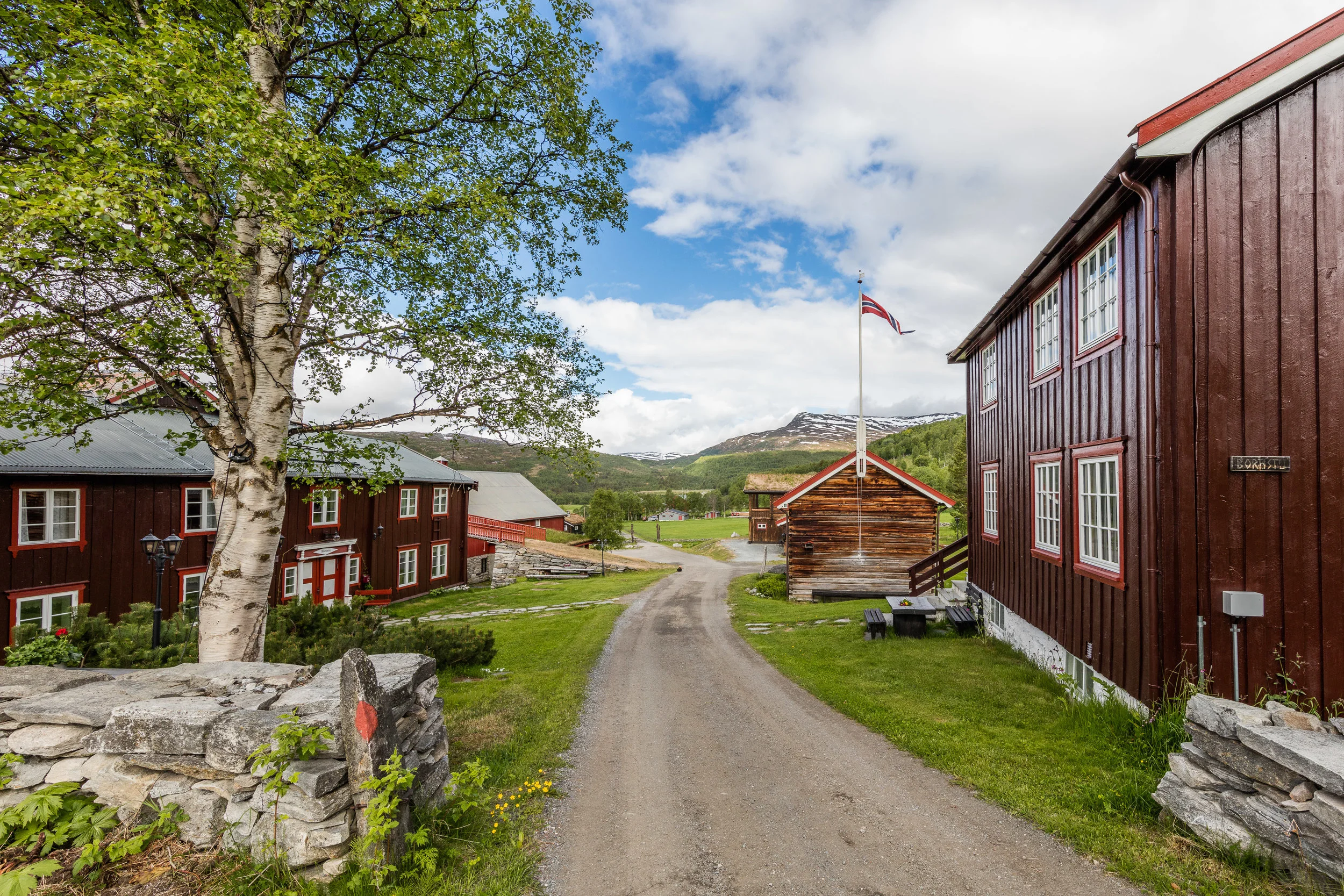 Bortistu Gjestegård ligger i Oppdal kommune i naturskjønne omgivelser innerst i Storlidalen og i hjertet av Trollheimen.